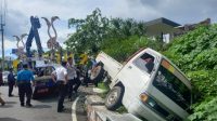 Mobil Pikup Hantam Jembatan JTP 2 Kota Batu, Diduga Sopir Ngantuk