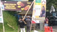Sempat Salah Copot Bawaslu Pasang Kembali APK Caleg Dapil 2