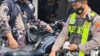 Jelang Nataru Anggota Polsek Lakarsantri Lakukan Penindakan terhadap Pengendara Gunakan Knalpot Brong