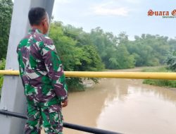 Kali Lamong Penuh, Babinsa Balongpanggang Minta Masyarakat Waspada