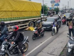 Terjadi laka lantas yang melibatkan truk dan pemotor perempuan di Jalan Raya Trosobo arah Krian Sidoarjo