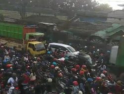 Luapan banjir berimbas kemacetan di jalan legundi gresik