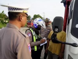 Mokong! Belasan Pengemudi Truk di Gresik Ditilang Usai Langgar Jam Operasional