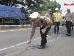Waspada Jalan Rusak di Gresik Jelang Mudik Lebaran 2025, Polisi Beri Tanda Cat Putih