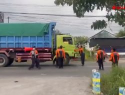 Viral! Pengemudi Truk Melanggar Jam Operasional Hendak Menabrak Petugas Dishub Gresik Saat Menghindari Operasi