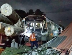 Kecelakaan KA Jenggala Vs Truk Trailer Muatan Kayu Gelondongan di Kebomas Gresik, Satu Orang Dikabarkan Tewas