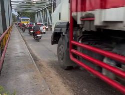 Waspada Jalan Berlubang di Jembatan Legundi Gresik