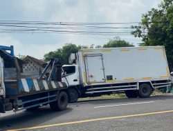 Terjadi Laka Lantas, Adu Banteng Truk Vs Pick Up di Jalan Raya Balongbendo