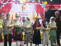 Pemberian Hadiah Kepada Warga Kepuh Permai RT 08 RW 09 Dalam rangka Memperingati HUT RI ke-80 Tahun 2025 Pada Malam Tasyakuran