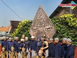 Meriah Arak – Arakan Kirab Budaya Sedekah Bumi Desa Menunggal Kedamean