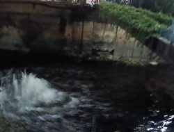 Semburan Air Berbau Gas Terjadi di Area Sungai Jalan Rungkut Madya Surabaya