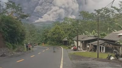 Breaking News: Gunung Semeru Erupsi, Detik-detik Letusan Beredar Luas di Media Sosial
