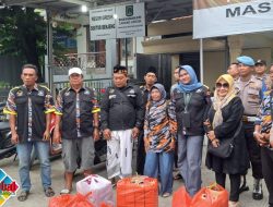 Wujud Kepedulian di Bulan Ramadhan LSM – GMBI Distrik Gresik Bersenergi Bersama Polsek Benjeng Bagikan Takjil Ke Pengguna Jalan