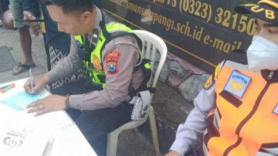 Operasi Lalu Lintas di depan SMA Negeri 1 Kabupaten Sampang Berjalan Tertib dan Aman