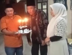 Di Hari bahagia Kepala Desa Sugiono di Dampingi Istri Mendapat Kejutan dan Ucapan Selamat Ulang Tahun dari Perangkat Desa