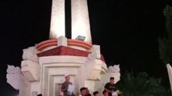 Gabungan Jurnalis dan PWI Tabur Seribu Lilin di Depan Tugu Monumen Kabupaten Sampang