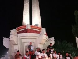 Gabungan Jurnalis dan PWI Tabur Seribu Lilin di Depan Tugu Monumen Kabupaten Sampang