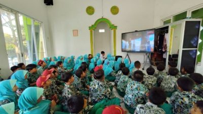 Menolak Lupa: Nobar Film Interaktif Kepahlawanan sebagai Jembatan Sejarah dan Karakter di SDN Trosobo 2 Taman