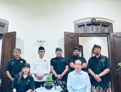 Membawa Misi Pemuda Surabaya, Cak Kusnan Hadi Boyong Wayang Semar ke Kediaman Jokowi Jelang Pengukuhan Akbar PSI